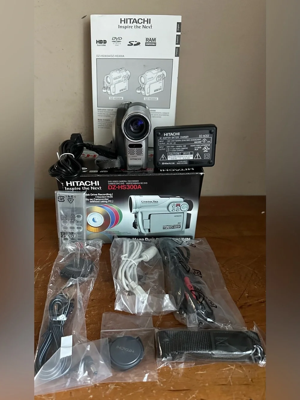 Hitachi DZ-HS300A DVD HDD USB Hybrid Handheld Video Camera Camcorder Recorder
